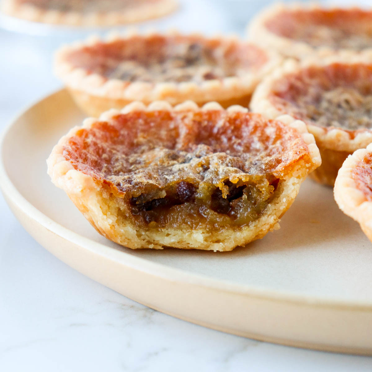 Butter tarts are a wonderful treat during the Christmas season (or any season really).
They are quintessentially Canadian, but what is the history of these delectable treats?
Let's learn the history of The Butter Tart :)

🧵1/10