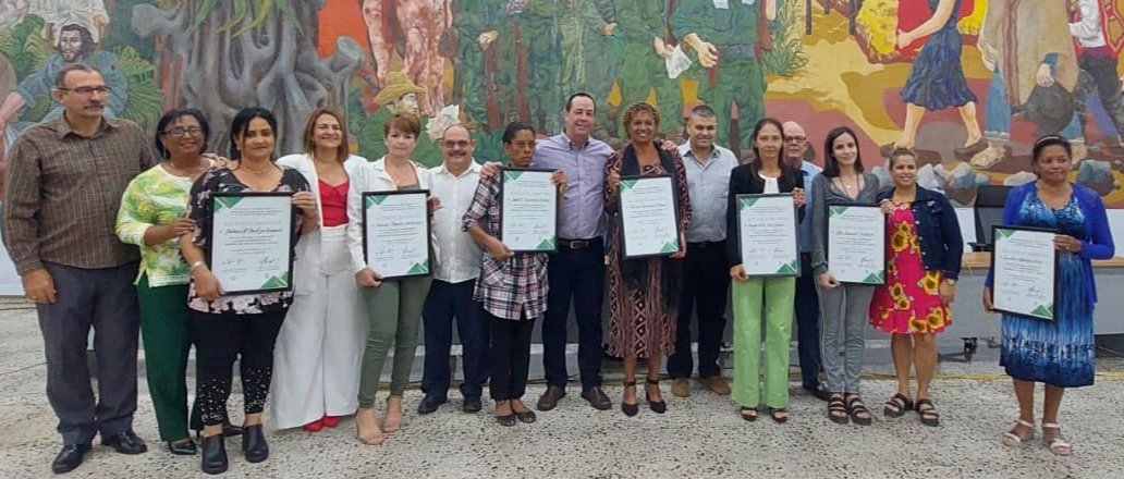 UlisesGuilarte's tweet photo. En el #DíaDeLaMedicinaLatinoamericana el Sind. Nac. de Trabajadores de la Salud y @MINSAPCuba reconocen a trabajadores del sector con méritos profesionales y compromiso demostrado en su ejercicio humanista de salvar vidas y cuidar la salud del pueblo de #Cuba🇨🇺. #CubaPorLaVida https://t.co/Al0dnwPkWA