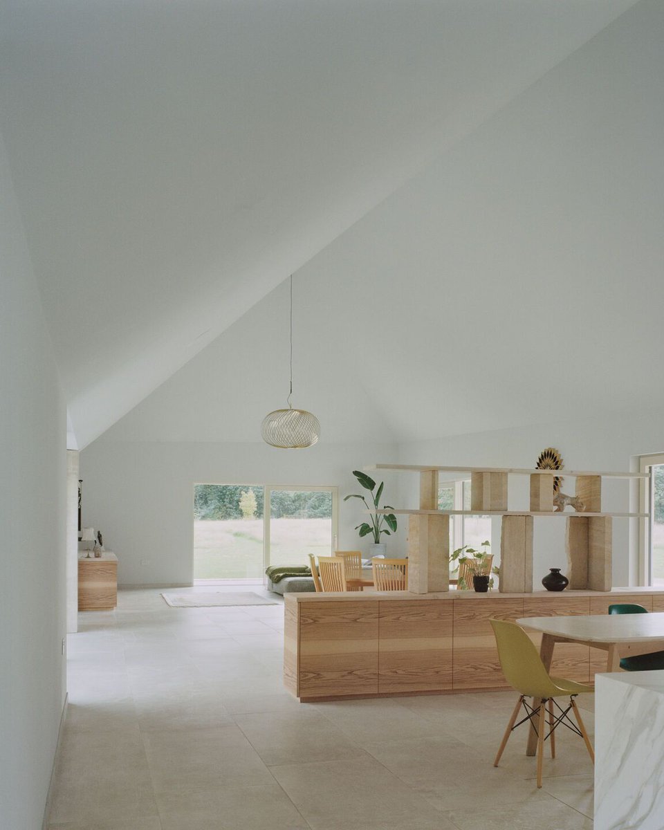 Archello's tweet image. Eavesdrop by Tom Dowdall Architects seamlessly integrates modern living with the natural beauty of the High Weald AONB. 
buff.ly/4gfHqi2

#SustainableDesign #TimelessArchitecture #IntegratedLiving
