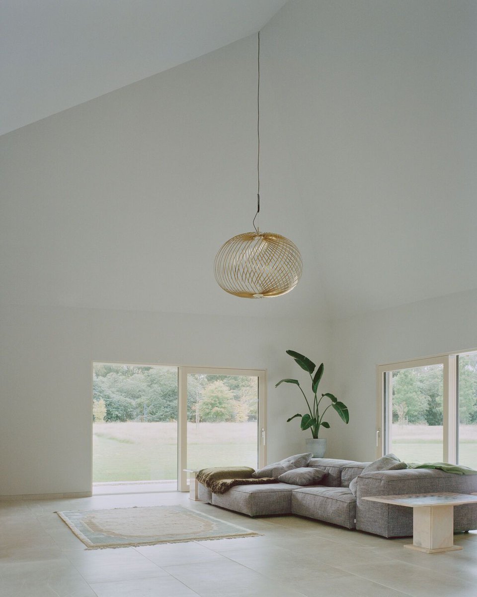 Archello's tweet image. Eavesdrop by Tom Dowdall Architects seamlessly integrates modern living with the natural beauty of the High Weald AONB. 
buff.ly/4gfHqi2

#SustainableDesign #TimelessArchitecture #IntegratedLiving