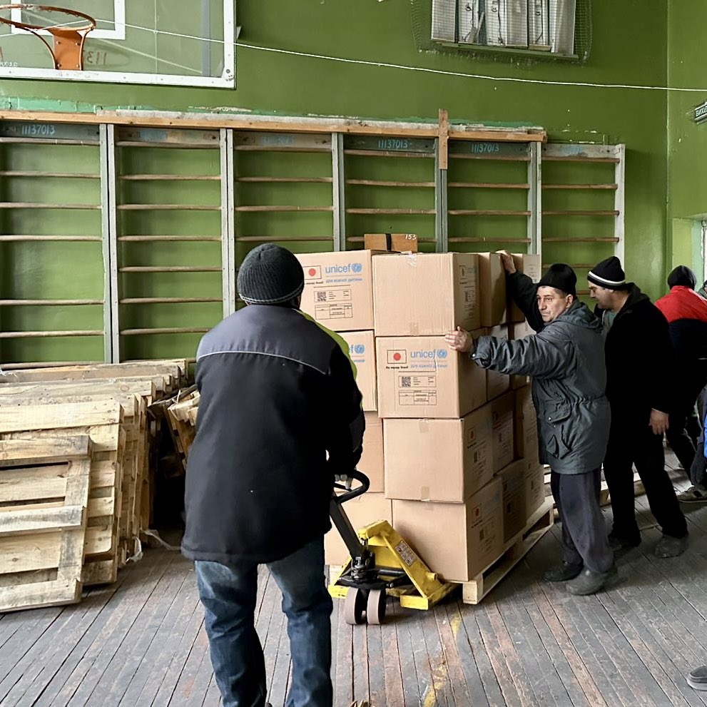 Humanitarians continue delivering life-saving supplies to people in front-line areas in #Ukraine.

Today, 20 tons of assistance reached a devastated community in the 📍#Zaporizhzhia Region.

The remaining residents, many of whom are older people, largely rely on this aid.