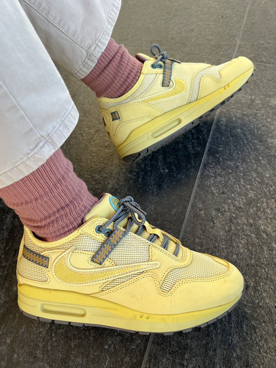rchrd_305's tweet image. Today’s #kotd is the 2022 Travis Scott x Nike Air Max 1 ‘Saturn Gold’

#airmax1 #am1 #SnkrsLiveHeatingUp #snkrskickcheck #nike #nikeair #jumpman #dunk #sneaker #sneakerhead