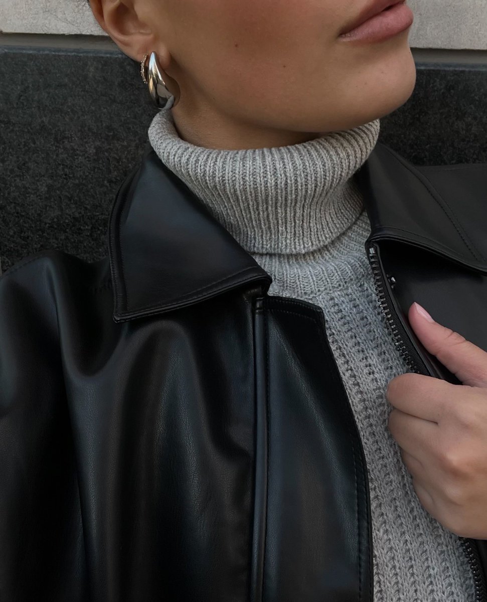 vampofficial_'s tweet photo. Elevate every outfit with the Collared Leather Bomber Jacket– layer over your favorite sweater for extra warmth or style for a night out 🖤 Get the look in store and online now!

Shop Here: https://t.co/y7QfvZE5Jz https://t.co/kGN6E5oX34