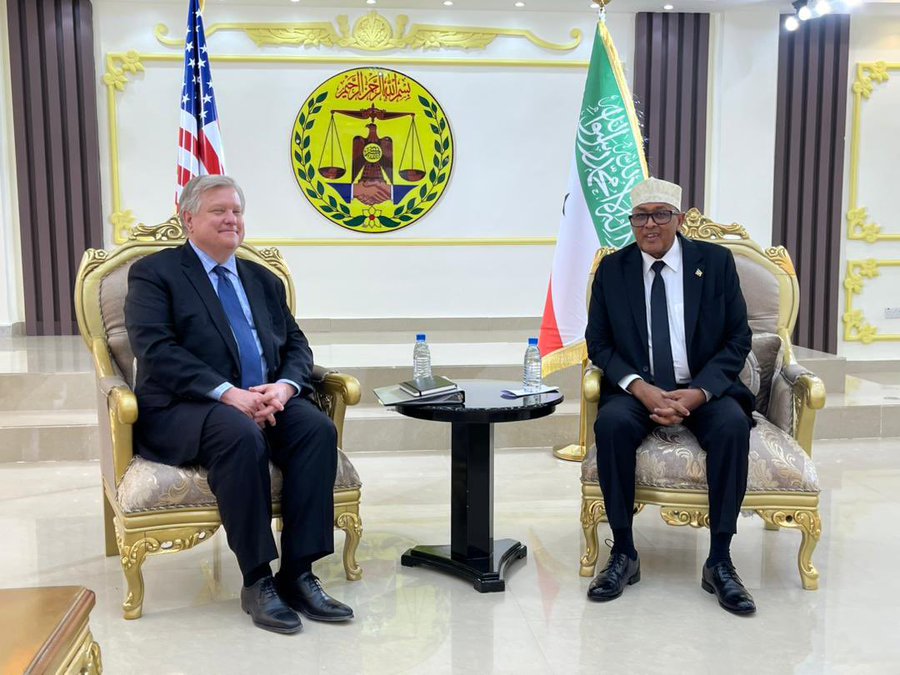 Abdi_Cirroo's tweet photo. I promise you all that when I meet in the future with Somalia based ambassadors, the best I can do is to avoid smiling like you have gotten used to seeing me do. instead I will look and act angry if that makes you happy. #Somaliland https://t.co/EXG5TXDXcM