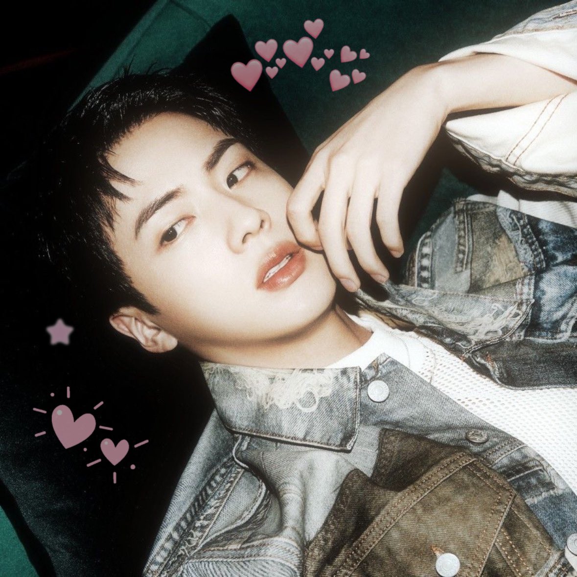 jnfication's tweet photo. — Feliz cumpleaños #JIN, felicidades a uno de los chicos más increíbles que existen. 🎀💕

RT + 🔄

HAPPY JIN DAY
#OurHappinessJinDay
#SuperstarJinDay
#WorldwideHandsomeJin
#YouAreLovedJin
#RunningWildWithJin
#IllBeThereForJin 
#HappyJinDay
#HappyBirthdayJin
#JINDAY https://t.co/b5TGpRGdTw