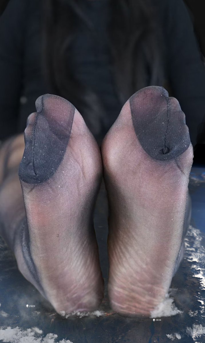 92cyy_'s tweet photo. 仅仅是走累了坐下来休息一下，就遭到你们人类菌队如此友好的服务？别只会反抗，我又感觉不到…这样吧，我允许你们对我的脚做任何事情，都听明白了吗？��望你们能让我的脚有感觉，哪怕只是一丁点儿…🤷‍♀️

#sizetwitter #giantess #女巨人 #GTS  #Giga #giantessunaware #女S https://t.co/KcZD3oPPTP