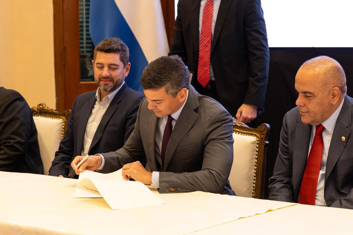 SantiPenap's tweet image. Hoy damos un paso que marcará la diferencia en nuestro camino hacia un Paraguay más íntegro y justo. Promulgamos la Ley “Que establece el Régimen Nacional de Integridad, Transparencia y Prevención de la Corrupción de la República del Paraguay”. Más que una norma, es un compromiso…
