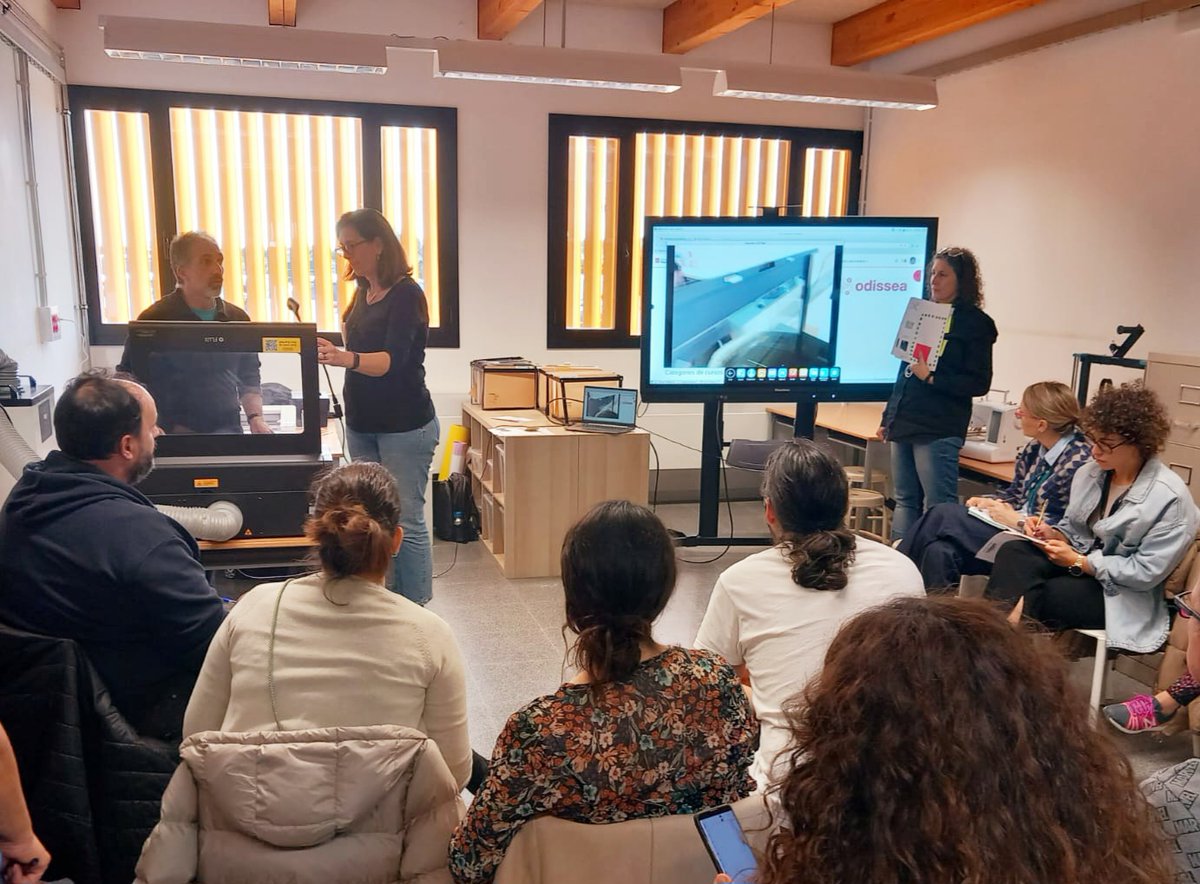 cesirecat's tweet image. Avui, sessió dels tallers “Avui va de màquines” a l'escola La Canaleta de Vila-seca amb els equips motors dels centres IT1 del #ProgramaFaig del territori. Compartim temes de funcionament i manteniment de les màquines del FAIGlab i resolem reptes que impliquen la comunitat maker.