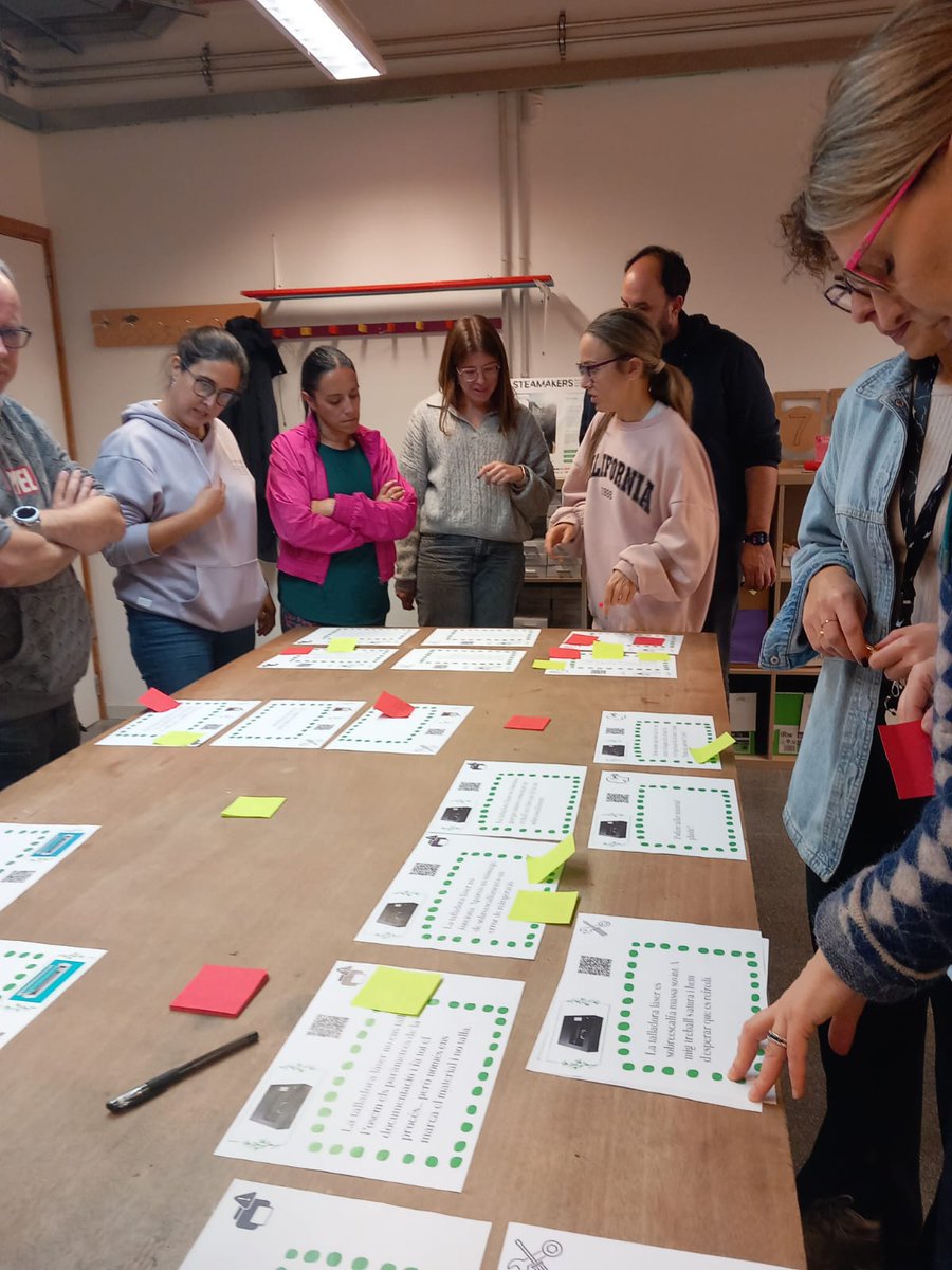 cesirecat's tweet image. Avui, sessió dels tallers “Avui va de màquines” a l'escola La Canaleta de Vila-seca amb els equips motors dels centres IT1 del #ProgramaFaig del territori. Compartim temes de funcionament i manteniment de les màquines del FAIGlab i resolem reptes que impliquen la comunitat maker.