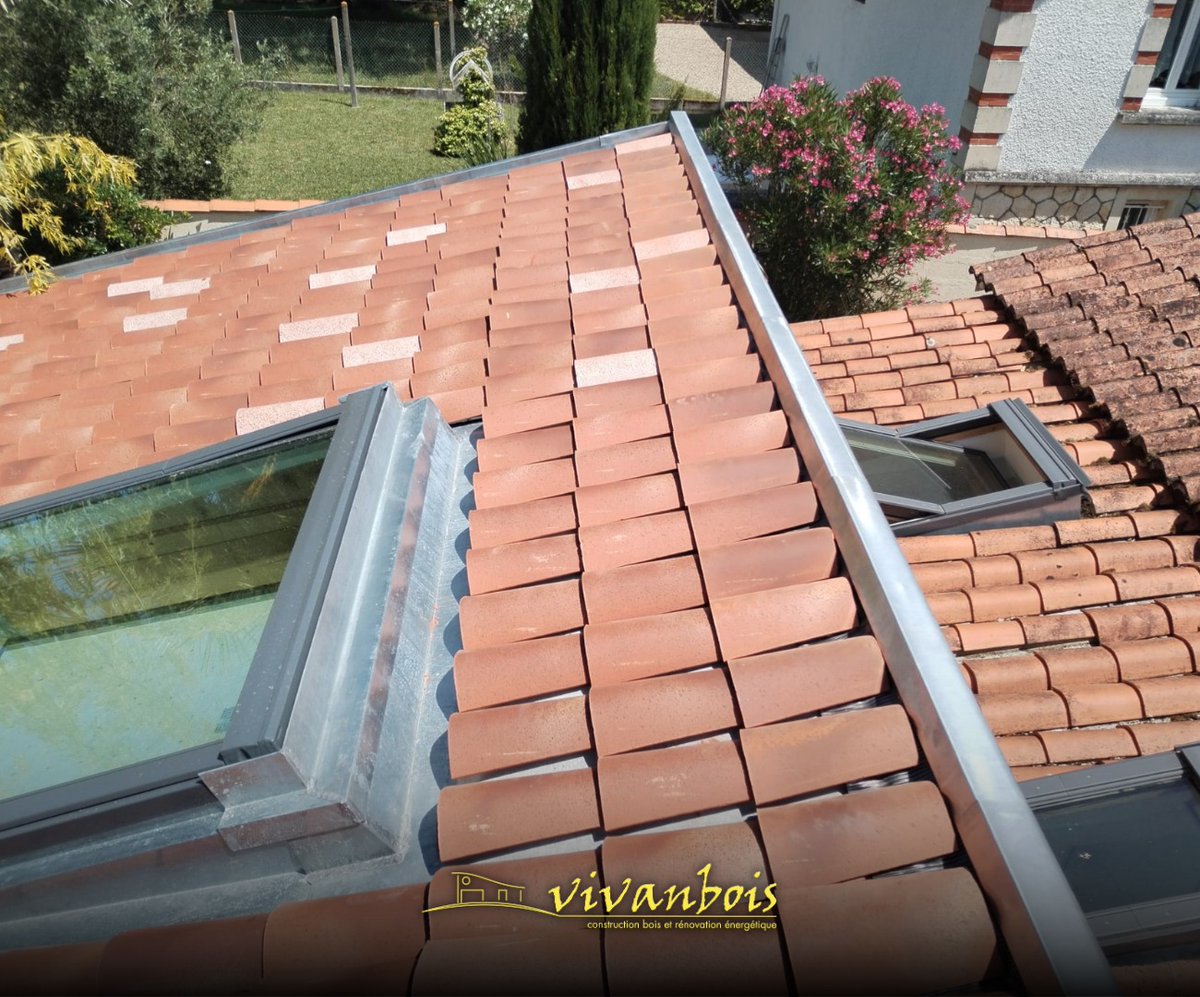 Notre équipe a assuré la pose et la rénovation de la couverture, l’installation de fenêtres de toit pour améliorer la luminosité, ainsi que la mise en place de la zinguerie pour garantir une parfaite étanchéité. maison-en-bois-17.fr/charpente