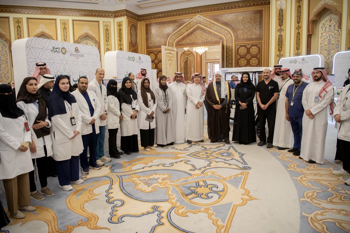 ShuraCouncil_SA's tweet photo. قدم معالي #رئيس_مجلس_الشورى الشيخ الدكتور عبدالله بن محمد بن إبراهيم آل الشيخ شكره وتقديره لصاحب السمو الملكي الأمير عبدالله بن بندر بن عبدالعزيز وزير الحرس الوطني، وقال معاليه أمام الحضور من أعضاء مجلس الشورى لقافلة التطوع الصحي التي نظمتها الشؤون الصحية بوزارة الحرس الوطني بالتعاون مع جامعة الملك سعود بن عبدالعزيز للعلوم الصحية في مقر مجلس الشورى، أنَّ هذه القافلة تجسد أنموذجاً مشرفاً للمسؤولية المجتمعية وكذلك بما تحمله من تعزيز للوعي الصحي لدى كافة فئات المجتمع من أجل المحافظة على جودة الحياة الصحية والوصول إلى مجتمع حيوي، مقدماً شكره لجميع العاملين في المجال الصحي على ما يبذلونه لخدمة الوطن والمجتمع.