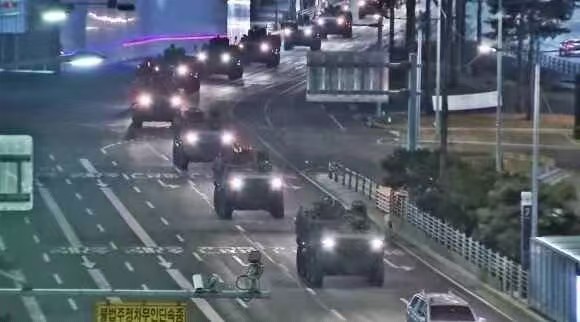TapeVoice's tweet photo. #Breaking    Seoul, the capital of South Korea, is tense tonight（Dec.3, 2024）, with tanks rolling into the streets and a large number of military vehicles. Military helicopters were mobilized to fly over the South Korean capital and a state of martial law was declared. https://t.co/BOUyXvP5IR