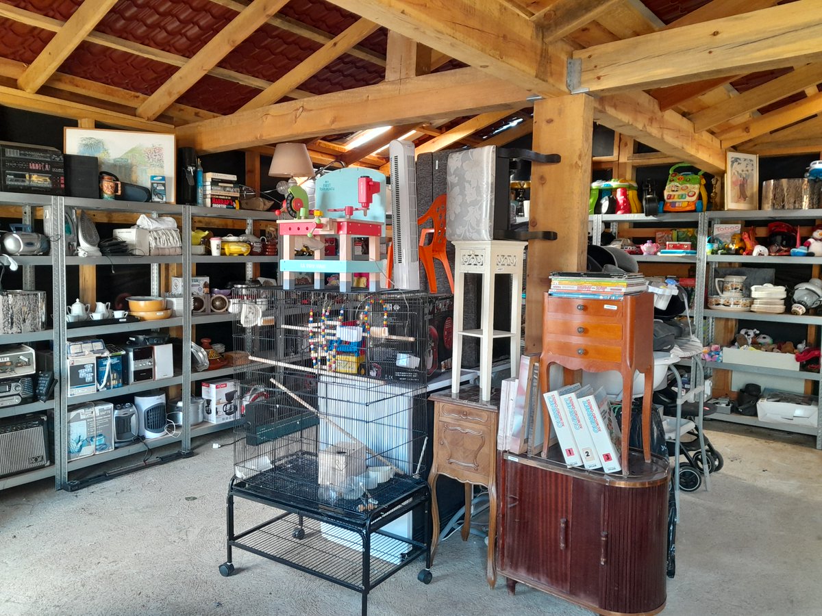 Les 1ers espaces de gratuité sont ouverts dans nos recycleries !  Venez y déposer et/ou récupérer des objets en bon état 😉 
Celui d’Ajaccio-Stiletto a été inauguré ce 3/12 par les élus du <a href="/pays_ajaccien/">CAPA</a> et du SYVADEC.
👉 bit.ly/PremierEspaced…
<a href="/ademe/">ADEME</a> <a href="/UA_Corsica/">Office de l 'Environnement de la Corse</a>