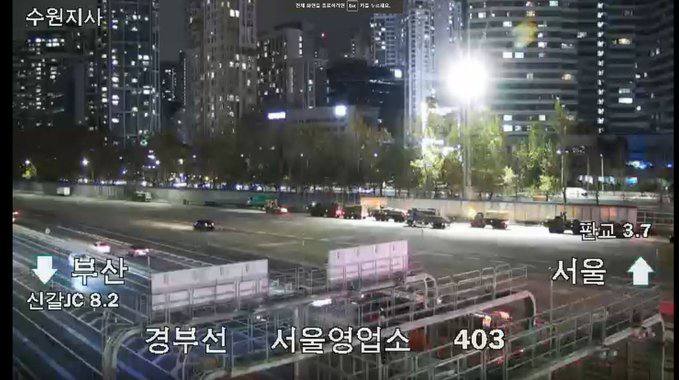 BigBreakingWire's tweet photo. South Korea's opposition leader, Lee Jae-myung, declares: Yoon Suk Yeol is no longer the president. 

Meanwhile, South Korean Army vehicles are seen in the streets of Seoul. (Pic 1) https://t.co/NeblafzfrN