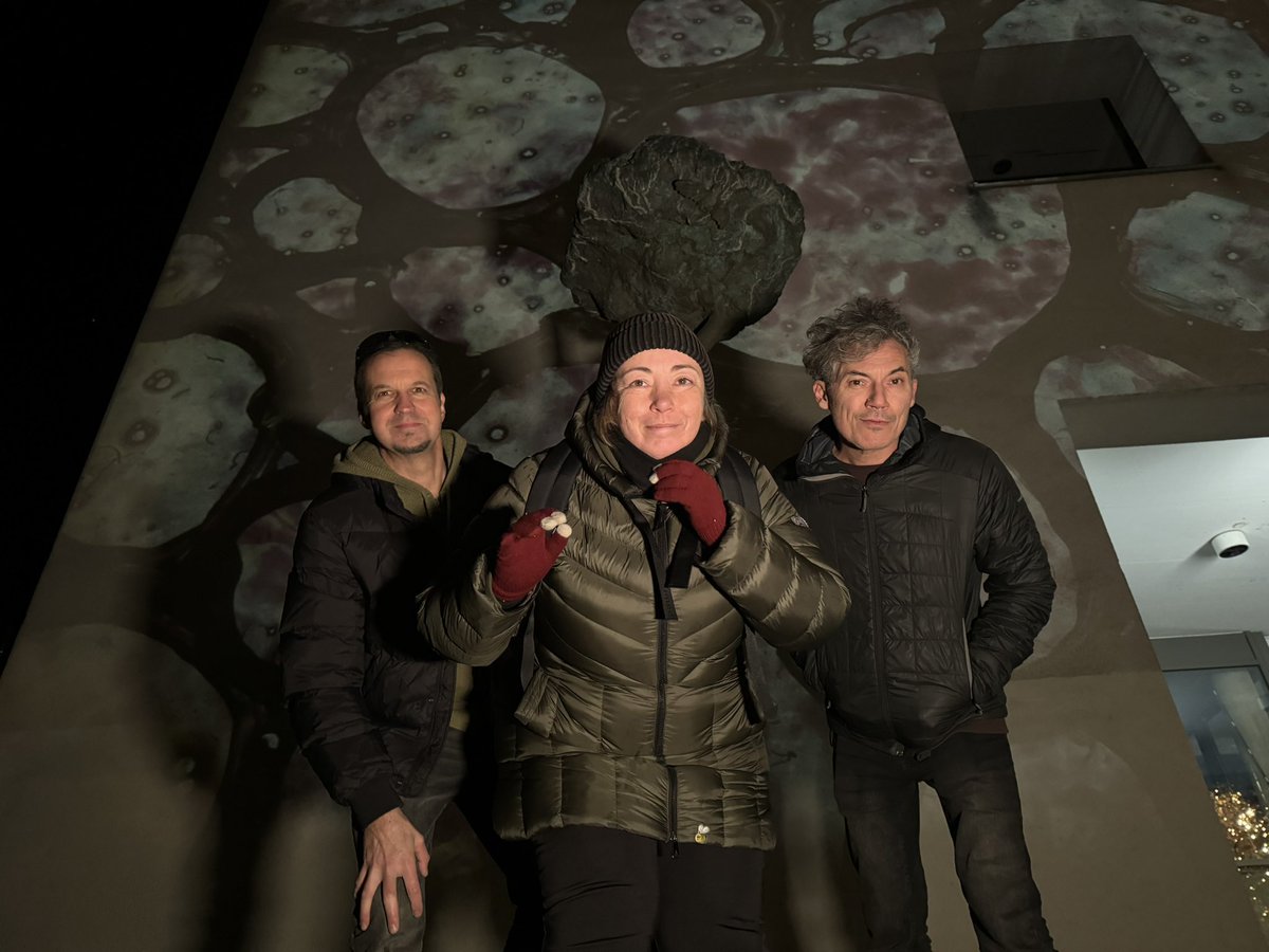 2025Go's tweet image. Today, Dec 3, we celebrate “Ta veseli dan kulture” with the start of Christmas Lights with LuMenArtist collective.

Enjoy magical projections in Nova Gorica every evening from Dec 3–10, 5–10 PM, next to SNG Nova Gorica.

🎄 Part of GO! 2025’s official programme.

#GoBorderless