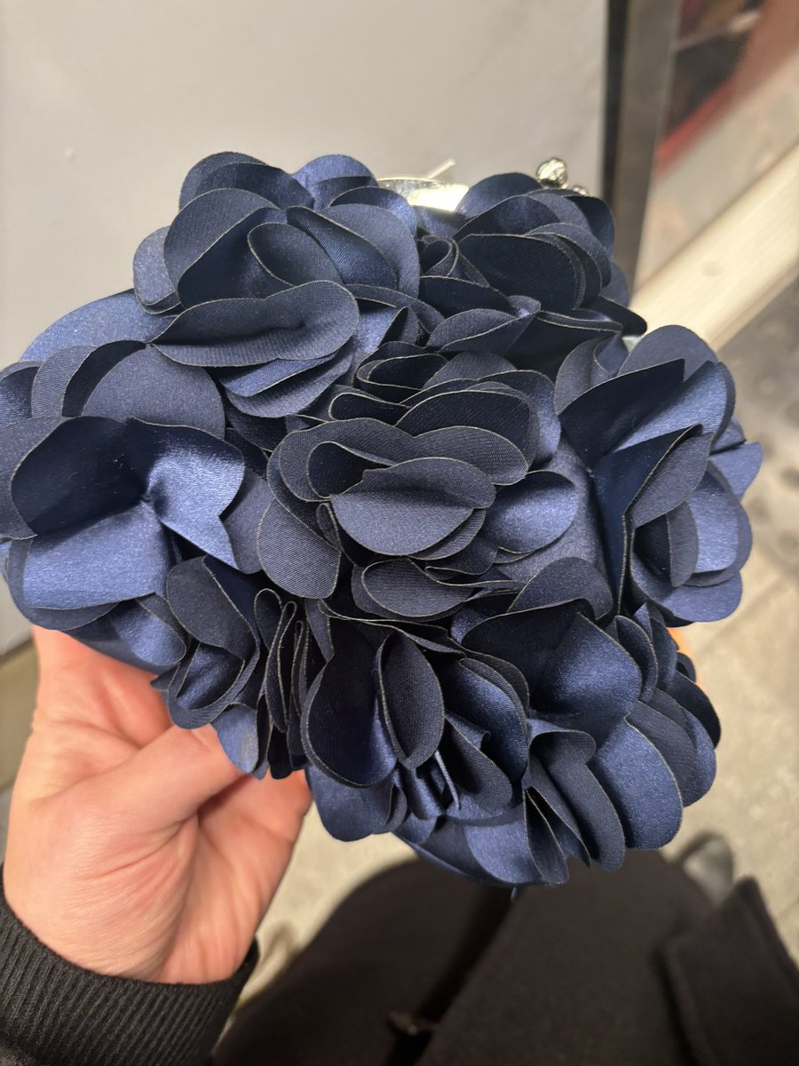 Måske der stadig er håb at hente på X? 

For 15 min siden glemte jeg i metro linje 4 en papirspose med denne lille taske i. Tasken indeholder intet og er genbrug men jeg skal bruge den ved en særlig lejlighed. 

Jeg vil blive så glad for at få den retur! 🥺