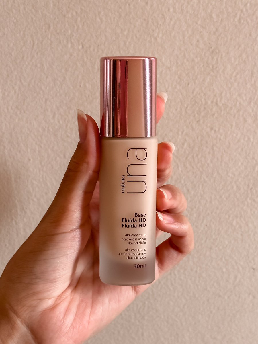 passar essa base na pele tem o mesmo efeito que fazer skin care. gente, que base maravilhosa… cobre TUDO e ainda tem cheirinho de creme 😩 fora que fica SUPEER natural no rosto, efeito segunda pele babado