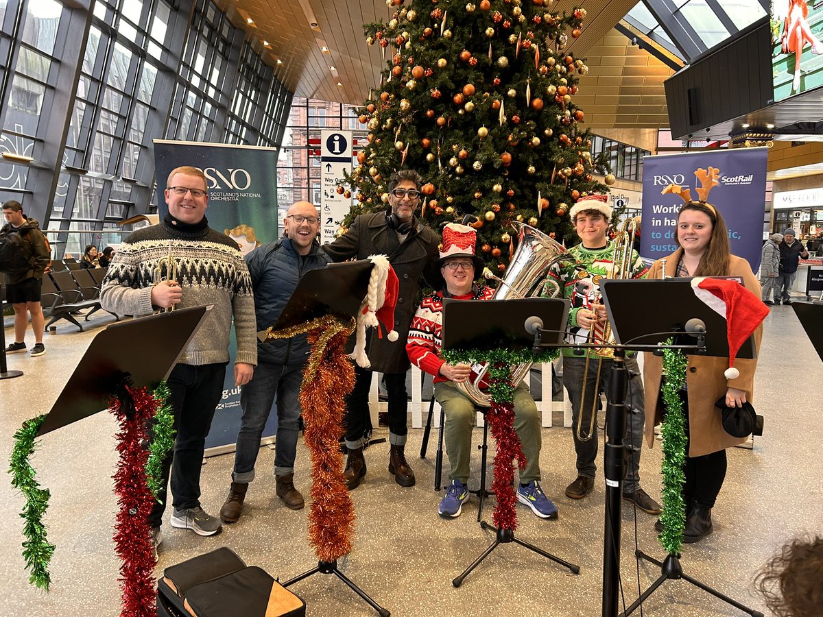 CommRailGeekery's tweet image. Another fantastic day at Glasgow Queen Street with @ScotRail’s strategic partner, @RSNO. We support their annual Christmas Concerts including The Snowman, and we were lucky enough to find this year’s narrator in the station too. Thanks for getting a photo with us @govindajeggy!