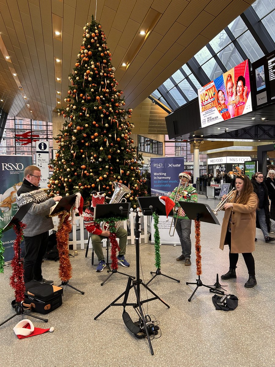 CommRailGeekery's tweet image. Another fantastic day at Glasgow Queen Street with @ScotRail’s strategic partner, @RSNO. We support their annual Christmas Concerts including The Snowman, and we were lucky enough to find this year’s narrator in the station too. Thanks for getting a photo with us @govindajeggy!
