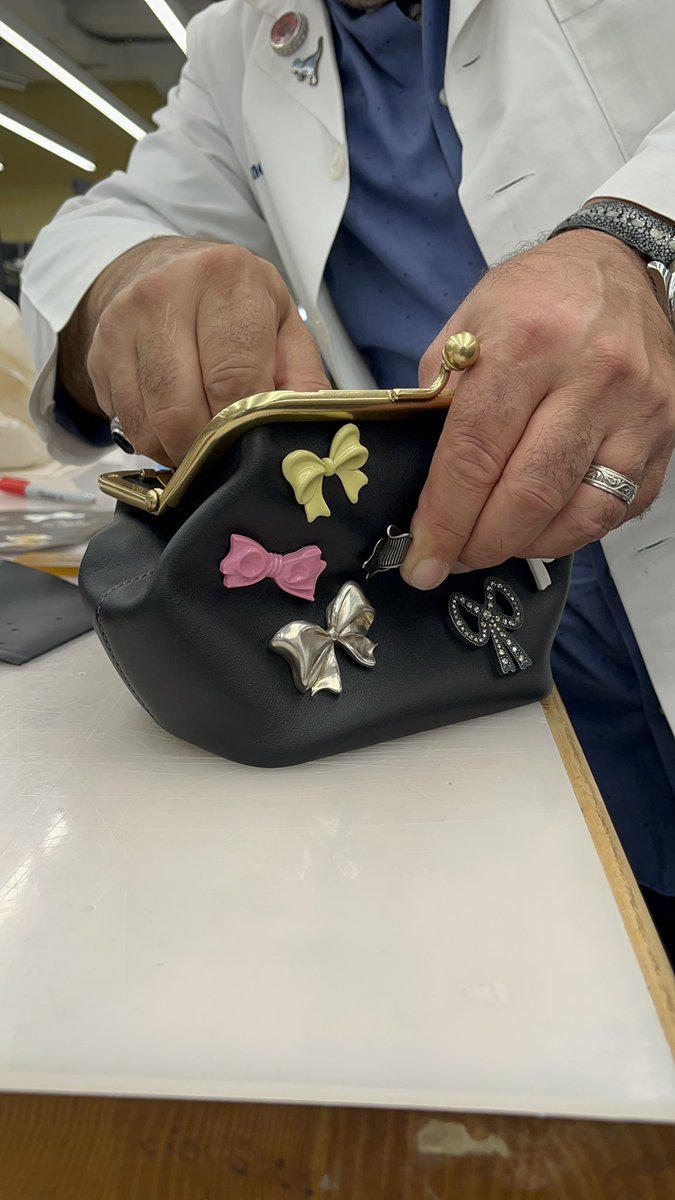 StuartVevers's tweet photo. For the #CFDAAwards 🎀💝👛🌷#kelseaballerini wore custom @coach and carried a custom #framebag made from regenerative leather and embellished with found objects. 

Swipe to more #behindthescenes https://t.co/MGYKioH2K9