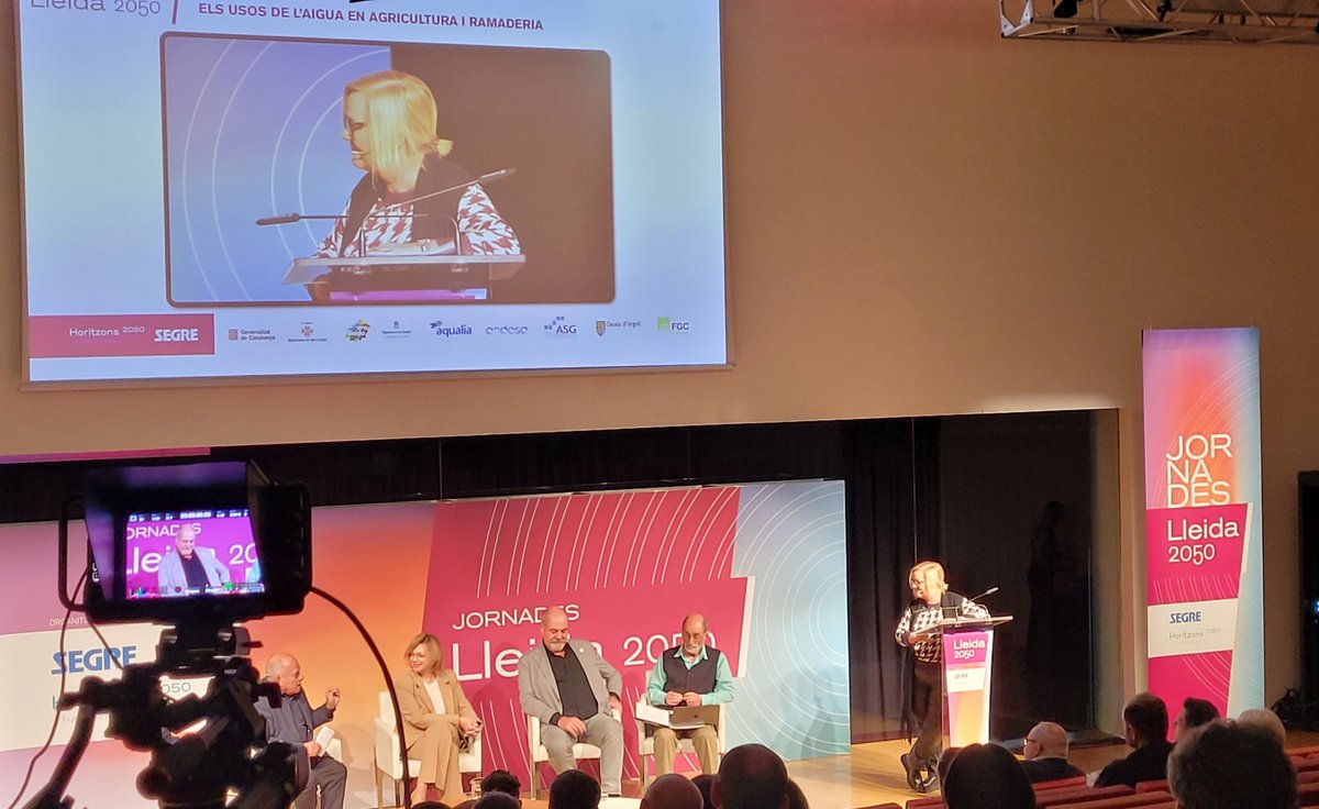 Assistint a la jornada de <a href="/diarisegre/">diarisegre</a> i <a href="/Horitzons2050/">Fundació Privada Horitzons 2050</a> i la taula moderada per <a href="/AnnaGomezLleida/">Anna Gomez Marsol</a> sobre els usos de l'aigua en l'agricultura per posar en valor el regadiu més enllà del seu paper com a productor d'aliments potenciant el seu rol en la lluita contra el #canviclimàtic