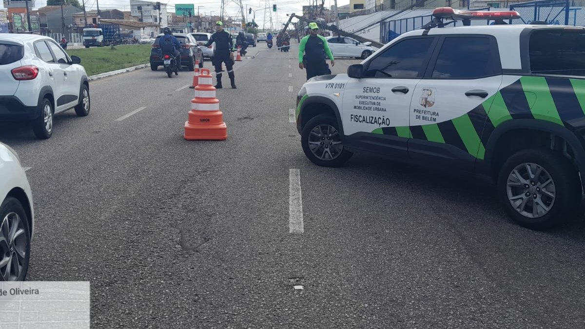 SeMOB_PMB's tweet photo. 🚨Agentes de trânsito estiveram no apoio a um sinistro de trânsito na Centenário com Major Seda. O veículo envolvido, foi removido para o pátio, devido abandono na via. O perímetro continua com interdição parcial para conclusão dos serviços por parte da concessionária de energia. https://t.co/CTIE3oWWzT