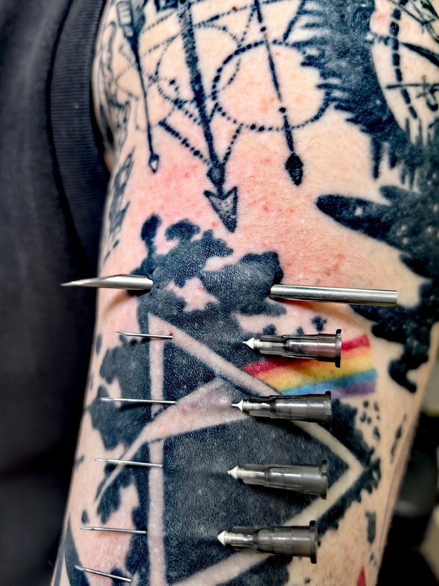 SethBorrison7's tweet photo. 第一次体验6G针穿刺，扎成一排或许会更好看呢

#穿刺 #playpiercing #needleplay https://t.co/RnyuK7IQWQ