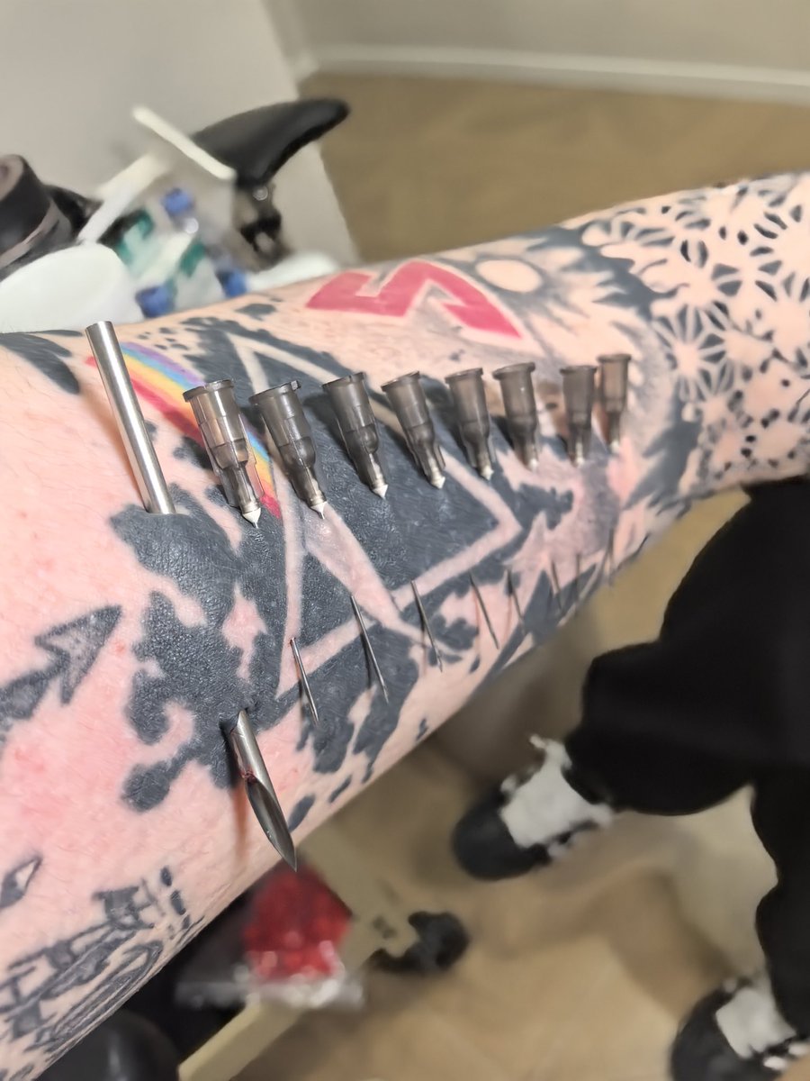 SethBorrison7's tweet photo. 第一次体验6G针穿刺，扎成一排或许会更好看呢

#穿刺 #playpiercing #needleplay https://t.co/RnyuK7IQWQ