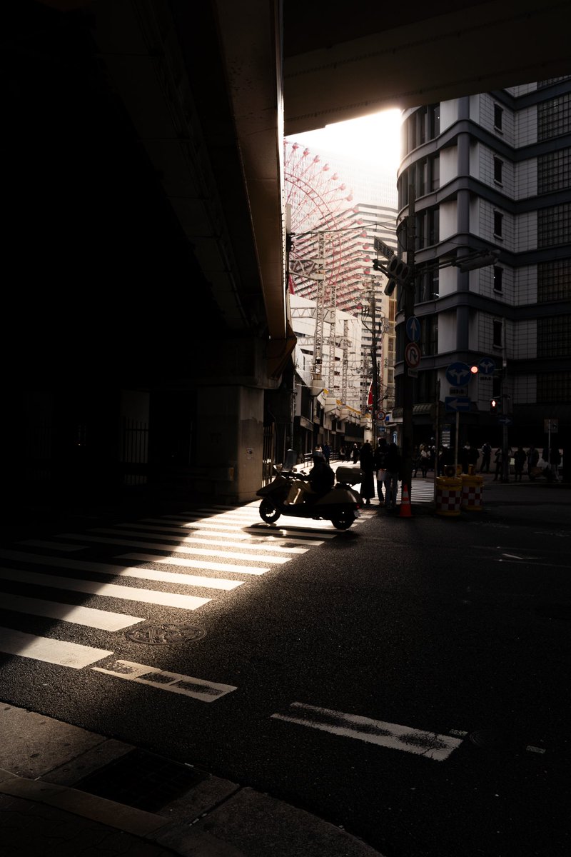 kuu2028's tweet photo. 光と影と観覧車 https://t.co/TzEXmFpZMa