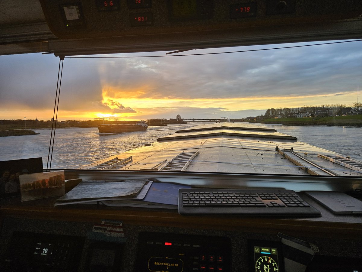 Weer onderweg, morgen wat constructiedelen in Rotterdam laden richting Winschoten #binnenvaart #vieuwfromtheoffice