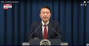 Şerefsiz adi Cumhurbaşkanı. 
Şehit kanıyla sulanmış topraklarda yandaşlarını devletin her kademesine yerleştirdi, yolsuzluğun dibine vurdu, kendisinin yolsuzluklarını gündeme getiren muhalefeti dış güçlerle işbirliği yapmakla itham etti, anayasayı tanımadı, seçimlere hile