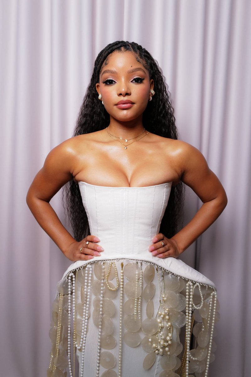 HalleBailey's tweet photo. last night 🦢✨ https://t.co/Qr0jLbOK3p