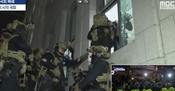 tang__kira's tweet photo. Lebih dari 150 anggota legislatif (KUORUM) saat ini di gedung DPR Korea untuk mengadakan sidang luar biasa membatalkan darurat militer Presiden Yoon Seokyeol

Saat ini para Tentara memecahkan kaca berusaha masuk ke Gedung DPR 

https://t.co/M5zKKt81sg

https://t.co/ABQs8Wgjxn https://t.co/czWdZFXycw