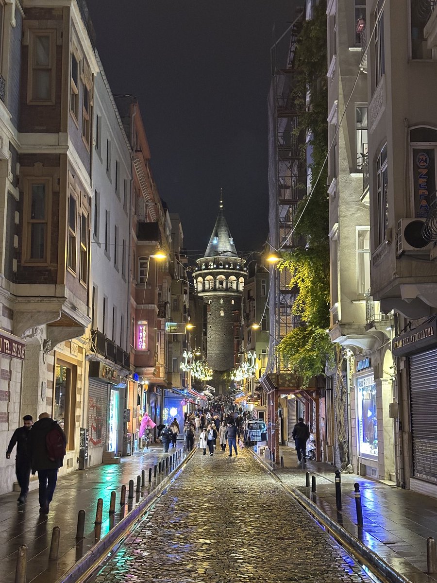 Galata kulesi bekçileri birazdan Arap İhsan’a ait kadırganın limana yanaştığını görecekler.

-Puslu Kıtalar Atlası-