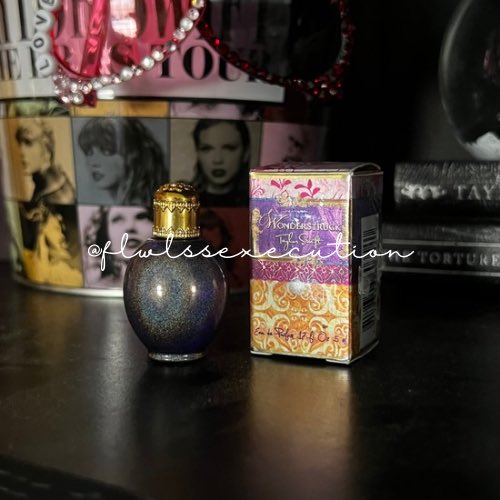 heyy<3 since its my first swiftmas i decided to do a lil giveaway!

i’m giving away my mini bottle of wonderstruck! its full, still smells amazing and i cant wait to send it to one of you!

to be entered:
follow me
rt this
tag ur swiftmas buddy

(US swifties)