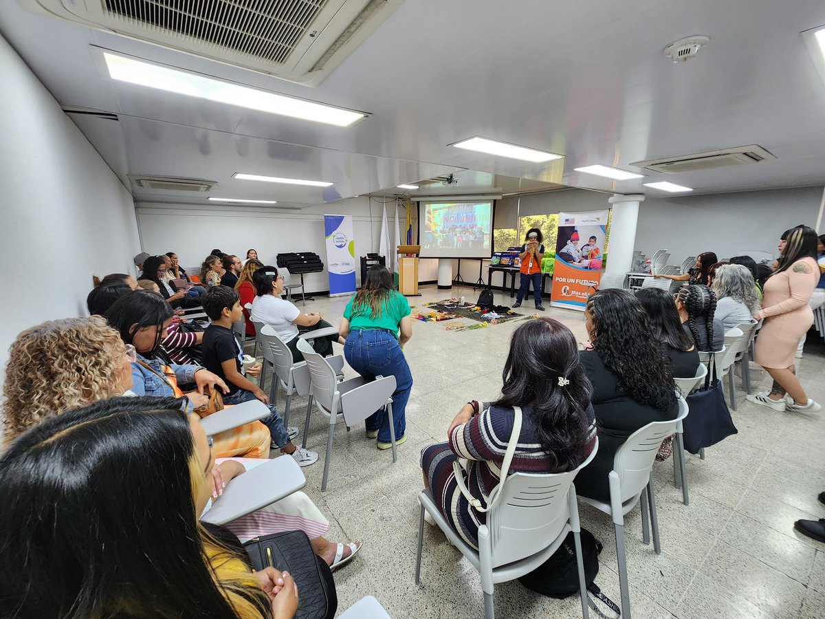 Elisa Carlaccini (@elisacarlaccini) on Twitter photo Hoy cerramos un emotivo proceso con 25 emprendedoras de la estrategia Juntos por la Inclusión 🥰💪🏽✨
Es inspirador ver cómo los sueños de las mujeres acompañadas por <a href="/AcnurColombia/">ACNUR Colombia</a> <a href="/ComfenalcoAnt/">Comfenalco Antioquia</a> <a href="/WorldVisionCO/">World Vision Colombia</a> van tomando forma en los negocios que hoy nos han presentado 👩🏾🍳👩🏾🎨🌟 Hoy cerramos un emotivo proceso con 25 emprendedoras de la estrategia Juntos por la Inclusión 🥰💪🏽✨
Es inspirador ver cómo los sueños de las mujeres acompañadas por <a href="/AcnurColombia/">ACNUR Colombia</a> <a href="/ComfenalcoAnt/">Comfenalco Antioquia</a> <a href="/WorldVisionCO/">World Vision Colombia</a> van tomando forma en los negocios que hoy nos han presentado 👩🏾🍳👩🏾🎨🌟