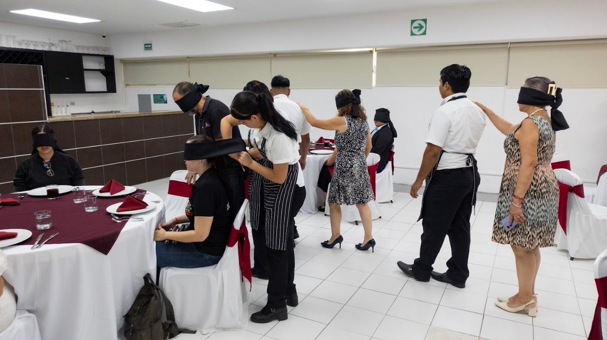 Desarrollan en estudiantes de Unicaribe la empatía hacia personas con discapacidad visual  unicaribe.mx/noticias/desar…