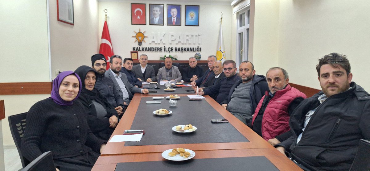 Haftalık olağan yönetim kurulu toplantımızı ilçe başkanımız Hasan AYYILDIZ başkanlığında Belediye Başkanımız Mehmet YILMAZ, İl genel meclis üyemiz ve yönetim kurulu üyelerimiz katılımıyla icra ediliyor. 
<a href="/hasanayyildiz_/">Hasan Ayyıldız</a> 
#akparti #rize #kalkandere