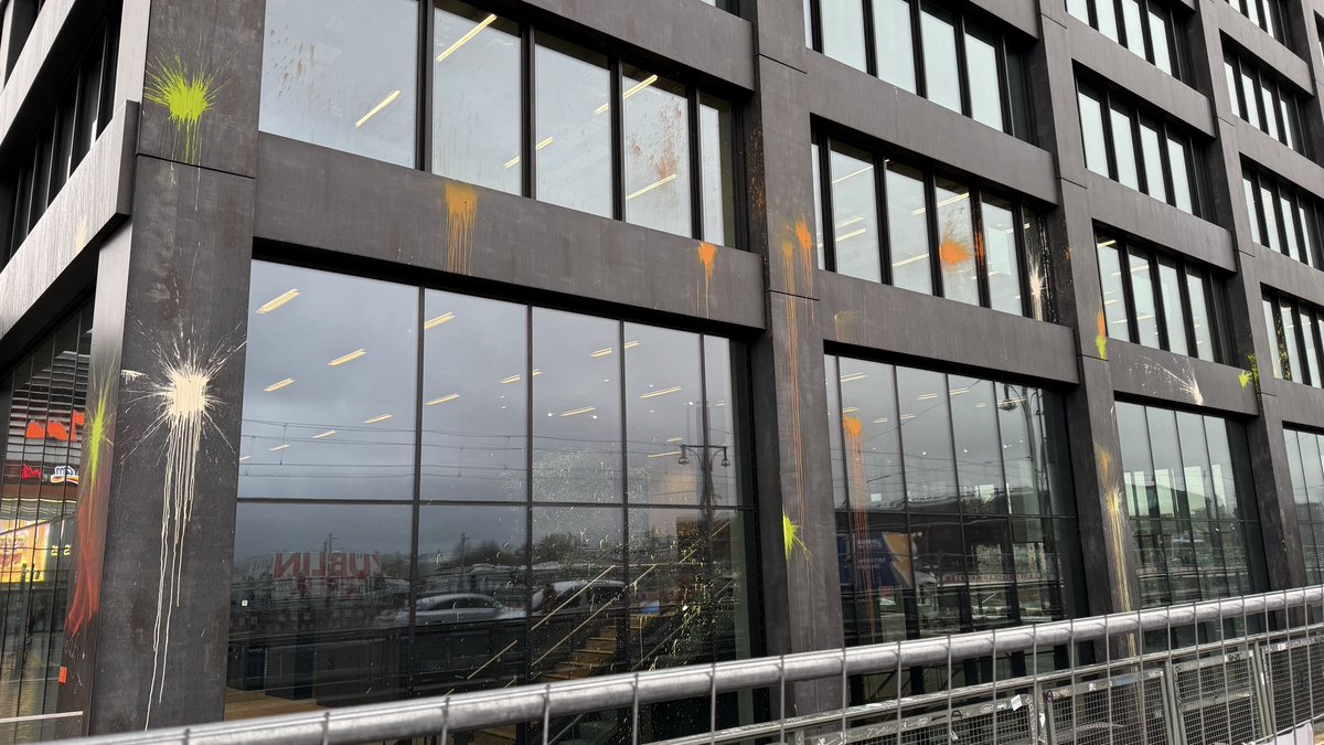 freundeskreisv's tweet image. wieder Anschlag mit Farbe auf #AmazonTower

Gegen den geplanten Einzug von Amazon in das Hochhaus

Berlin-Friedrichshain, Warschauer Brücke, 28.11.24

@berlinvsamazon @dwenteignen @TechWorkersBER @techworkersco @AufstandLastGen @Goerlizaunfrei 

#NoAmazonTower