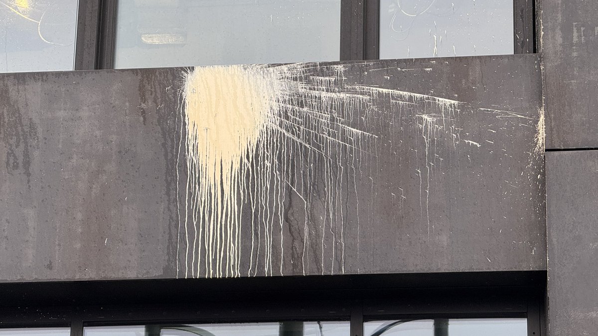 freundeskreisv's tweet image. wieder Anschlag mit Farbe auf #AmazonTower

Gegen den geplanten Einzug von Amazon in das Hochhaus

Berlin-Friedrichshain, Warschauer Brücke, 28.11.24

@berlinvsamazon @dwenteignen @TechWorkersBER @techworkersco @AufstandLastGen @Goerlizaunfrei 

#NoAmazonTower