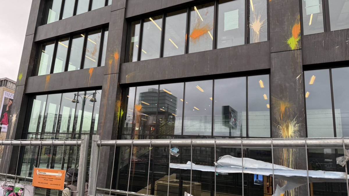freundeskreisv's tweet image. wieder Anschlag mit Farbe auf #AmazonTower

Gegen den geplanten Einzug von Amazon in das Hochhaus

Berlin-Friedrichshain, Warschauer Brücke, 28.11.24

@berlinvsamazon @dwenteignen @TechWorkersBER @techworkersco @AufstandLastGen @Goerlizaunfrei 

#NoAmazonTower