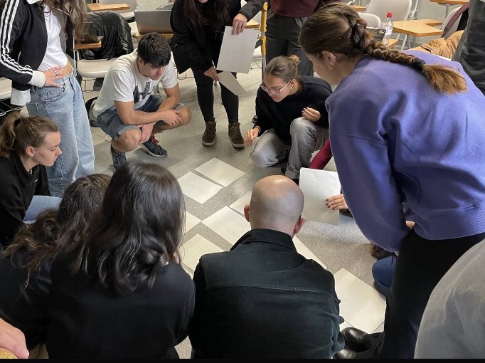 Avui, al seminari GENI, les companyes de <a href="/FASI_Fundacio/">Fundació Acció Social Infància</a> han presentat un projecte de recerca interseccional aplicat a les seves Cases d'Infants, mostrant la importància de l'antropologia en la intervenció social. Gràcies per venir!