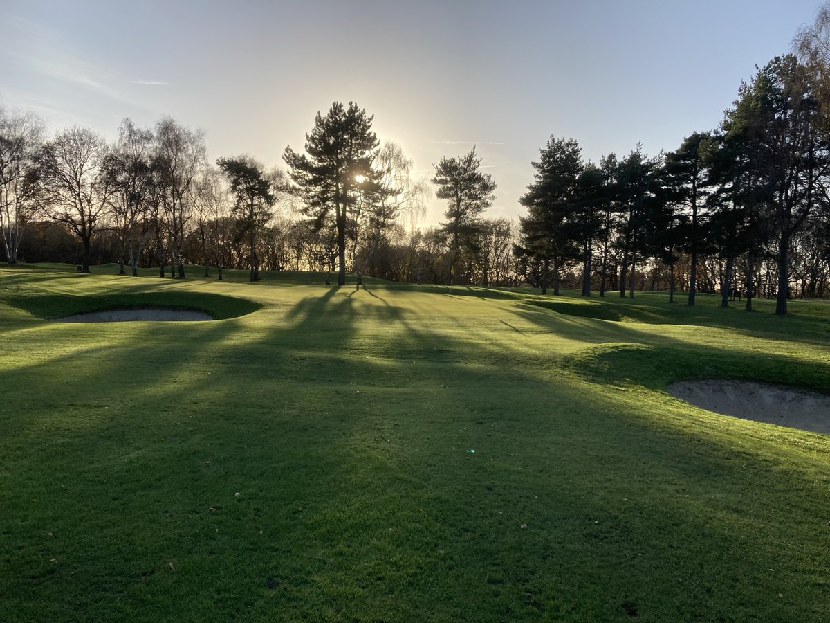 Dgcrm1's tweet photo. 9 holes after work https://t.co/3q48487ypX