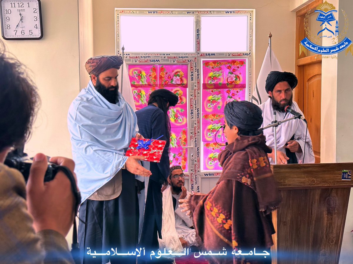 jamiashams1's tweet photo. 4.تر څو اينده کال ته په هر لحاظ چمتو اووسي ‌. 
د جلسې په اخير کې ممتازه او هغه زده کوونکو ته چې په امتحاناتو کې يې غوره نومرې ترلاسه کړي وي د تشويق او خپلو درسونو ته د لا غوره توجو په موخه چمتو شوي جایزې او انعامات د جامعې د محترم مهتمم صاحب https://t.co/qhekb46TUT