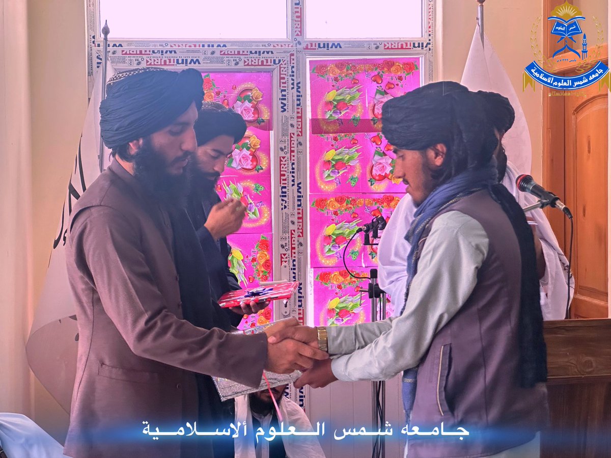 jamiashams1's tweet photo. 4.تر څو اينده کال ته په هر لحاظ چمتو اووسي ‌. 
د جلسې په اخير کې ممتازه او هغه زده کوونکو ته چې په امتحاناتو کې يې غوره نومرې ترلاسه کړي وي د تشويق او خپلو درسونو ته د لا غوره توجو په موخه چمتو شوي جایزې او انعامات د جامعې د محترم مهتمم صاحب https://t.co/qhekb46TUT