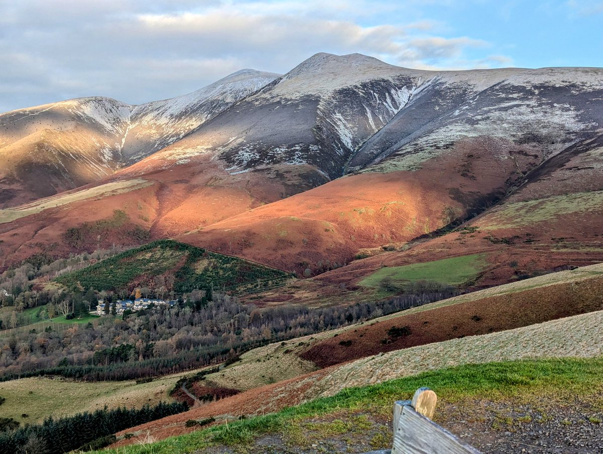 Beautiful views from Latrigg this morning ❤️. #10in10training #HappyFriday 

Is it just me that didn't know there was a summit stone at the top 🤔 

👉Entries live for 2025. - 10in10.org.uk👈
 #wainwrights #challenge #hiking #lakedistrict #Family5in5 #fellrunning