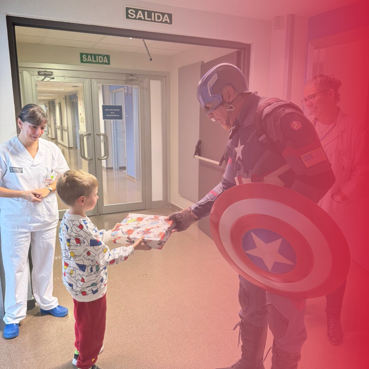 Hoy en la planta de pediatría hemos recibido una visita muy especial: ¡el Capitán América! 💫 Nuestro superhéroe ha traído sonrisas, fuerza y mucha ilusión a los pequeños luchadores que nos inspiran cada día. 💪❤️