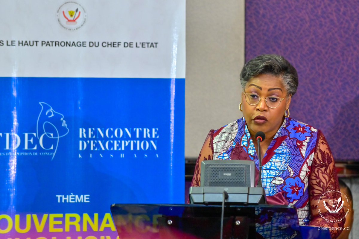 Presidence_RDC's tweet photo. #RDC #Femmesd’exception | Ce mardi au Fleuve Congo Hôtel, à #Kinshasa, le Chef de l’État a pris part à la première conférence organisée par les « Femmes d’exception du Congo » (FDEC), sous le thème : « Gouvernance inclusive ».
Présidente de « FDEC », Mme Lydie Omanga a brièvement présenté l’historique de cette association. Elle a souligné le rôle prépondérant du Chef de l'État « qui dit ce qu'il fait et fait ce qu'il dit ». Dans le même registre, Mme Omanga a renchéri : « aujourd'hui, quand vous êtes dans l'exclusivité, vous n'évoluez pas ».
Prenant la parole, le Chef de l’État a déclaré : « en tant que Champion de la masculinité positive, j'ai fait de la lutte contre les violences faites aux femmes une priorité nationale ». Le Président Félix Tshisekedi, qui a tenu à féliciter les Femmes d'exception, a affirmé qu’ « aucune société ne peut atteindre son plein potentiel si elle ignore ou marginalise la moitié de sa population ».
Cet événement a été marqué par la présence de la 1ère vice-Présidente du Sénat de la #Coted’Ivoire, invitée d’honneur de cette conférence.