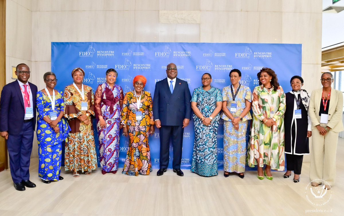 Presidence_RDC's tweet photo. #RDC #Femmesd’exception | Ce mardi au Fleuve Congo Hôtel, à #Kinshasa, le Chef de l’État a pris part à la première conférence organisée par les « Femmes d’exception du Congo » (FDEC), sous le thème : « Gouvernance inclusive ».
Présidente de « FDEC », Mme Lydie Omanga a brièvement présenté l’historique de cette association. Elle a souligné le rôle prépondérant du Chef de l'État « qui dit ce qu'il fait et fait ce qu'il dit ». Dans le même registre, Mme Omanga a renchéri : « aujourd'hui, quand vous êtes dans l'exclusivité, vous n'évoluez pas ».
Prenant la parole, le Chef de l’État a déclaré : « en tant que Champion de la masculinité positive, j'ai fait de la lutte contre les violences faites aux femmes une priorité nationale ». Le Président Félix Tshisekedi, qui a tenu à féliciter les Femmes d'exception, a affirmé qu’ « aucune société ne peut atteindre son plein potentiel si elle ignore ou marginalise la moitié de sa population ».
Cet événement a été marqué par la présence de la 1ère vice-Présidente du Sénat de la #Coted’Ivoire, invitée d’honneur de cette conférence.