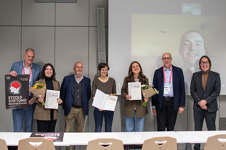 Am 27. November 2024 wurden Studierende der Stuttgarter Hochschule der Medien (HdM) wieder mit dem Etzold Preis geehrt. Die Auszeichnung der gleichnamigen Stiftung wird an Absolventen und Absolventinnen der HdM für innovative Abschlussarbeiten vergeben: ow.ly/PJ8O50Uk3b8
